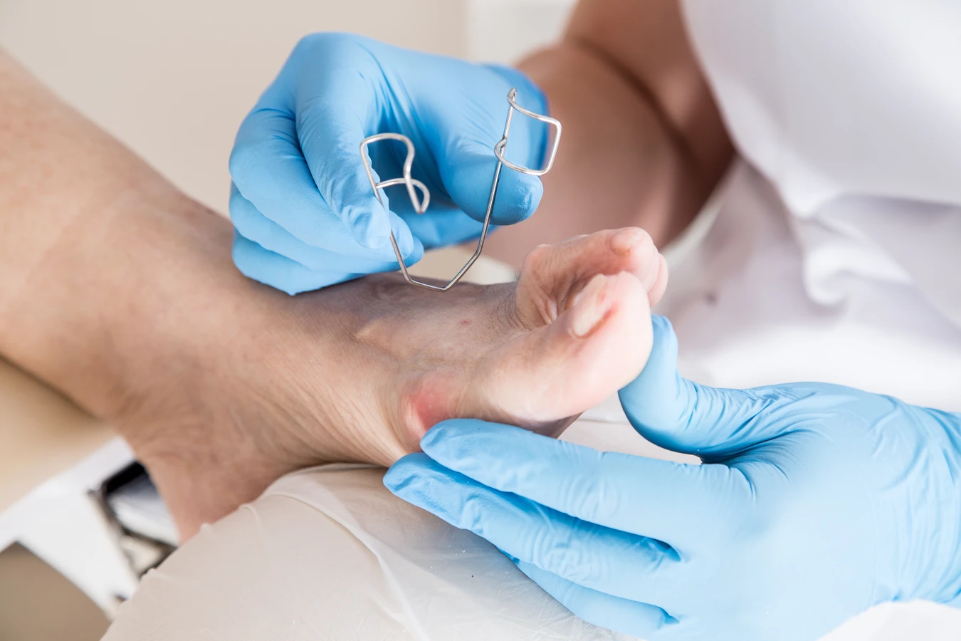 Co robi podolog ze stopami?