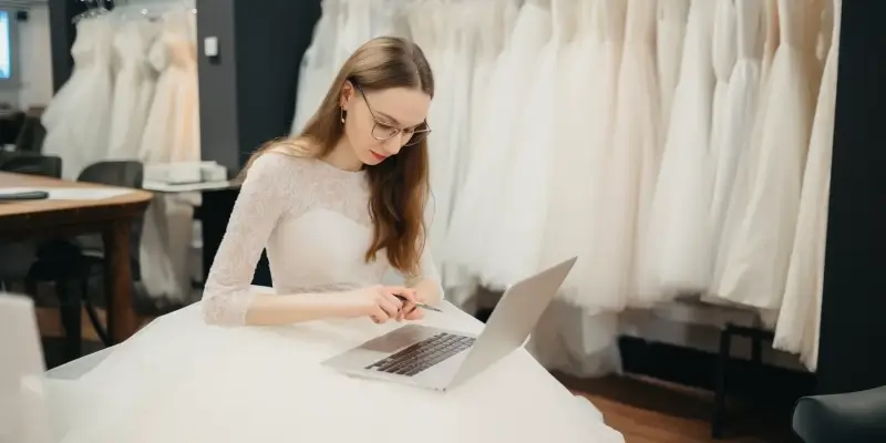 Jakie buty do zielonej sukienki na wesele?